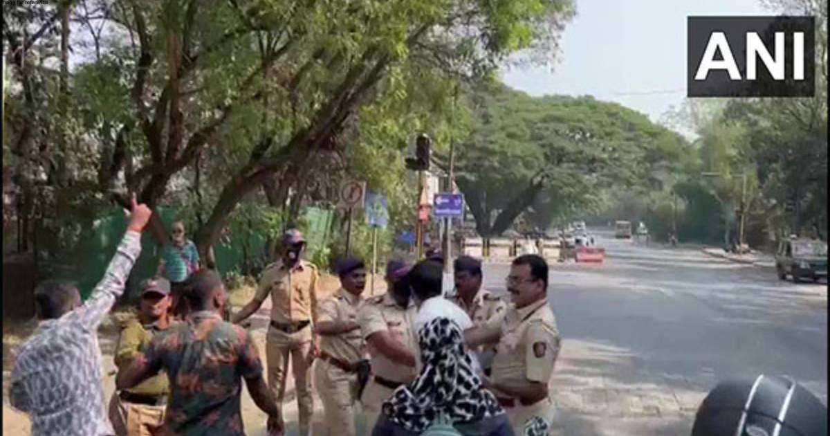 Pune: Swarajya members show black flags to Maharashtra Governor, detained